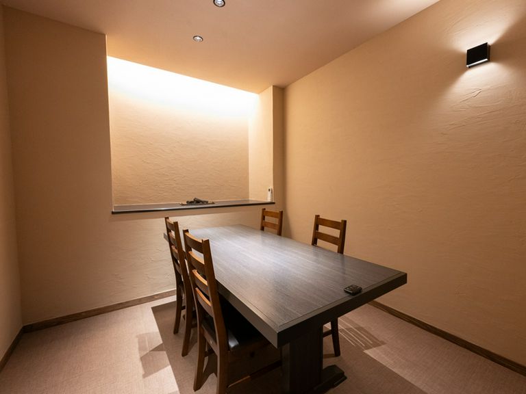 落ち着いた雰囲気の個室が充実し、2〜50名様の宴席に対応