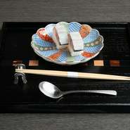 地産地消の会席を彩るのは、紀州の伝統工芸やこの地をルーツに生まれた器たち。海南市黒江の伝統工芸・紀州漆器や、和歌山県出身の陶芸家・平岡仁氏の皿などを使い、季節の詩情を美しい盛付けで表現しています。