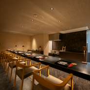 和歌山・海南の地元食材を活かした会席料理と地酒が楽しめる和モダン空間。落ち着いた雰囲気で、特別感のある大人のデートにおすすめの一軒です。