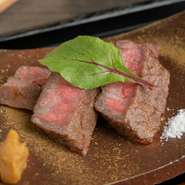 赤身肉の旨さと風味を追求して生まれた貴重な黒毛和牛・紀州和華牛を味わえるのも、この店の魅力。トモサンカクなど希少部位のみを使い、紀州備長炭での緻密な火入れで感動の旨さを実現！会席コースの肉料理の例。
