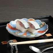 地元で親しまれる寿司を、吟味した食材と料理人の腕で会席コースの一品に。近海の鯖を紀州の梅酢で酢ジメにし、紀州産米酢で仕上げるシャリと合わせて押し寿司に。爽やかな酸味と重層感のある味わいが絶品です。