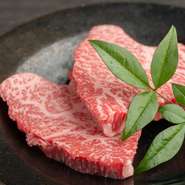 和歌山の四季折々の食材を選りすぐり、素材の持ち味が輝く料理を提供。料理長が漁港を周って仕入れる旬魚介、注目の和牛・紀州和華牛、季節の新鮮野菜や特産物に加え、酢や醤油などの調味料も地元産の逸品揃いです。