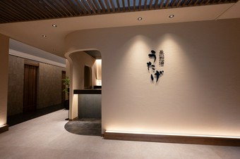 旬グルメに＋αの癒しを用意。天然温泉や一棟貸し宿を併設