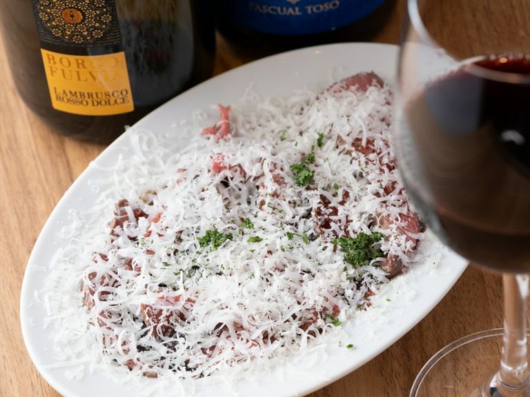 シンプルだからこそ際立つ、肉本来の旨み『しっとりローストビーフ　〜特製バルサミコソース〜』