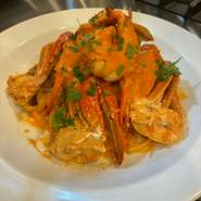 MOLT BUONOで人気の一皿。120gのもちもち生パスタに、ワタリガニと大海老の旨みを凝縮した濃厚トマトクリームを合わせました。赤ワインとも相性抜群です。