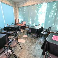 食事はカウンター席で楽しく、デザートはテーブル席でゆっくりと