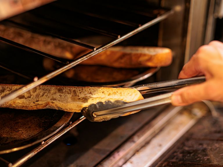 ランチ限定。焼きたてパンを、好きなだけ楽しめる店