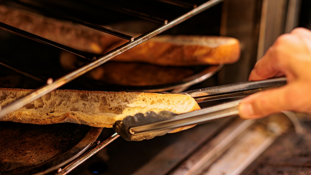 ランチ限定。焼きたてパンを、好きなだけ楽しめる店