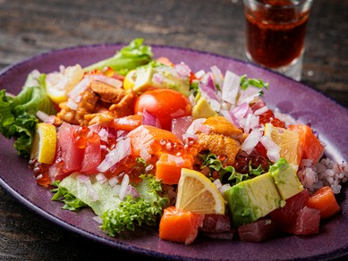 具材たっぷりでヘルシー＆満足度バツグン。鮮度バツグンの雲丹とイクラを使用『雲丹イクラポキ』