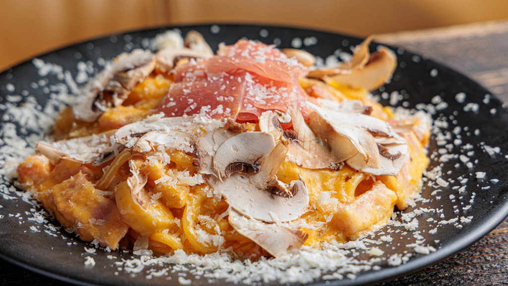 リッチな味わい。モチモチ麺×濃厚ソースの人気メニュー『生ハムとマッシュルームの白カルボナーラ』