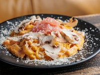 リッチな味わい。モチモチ麺×濃厚ソースの人気メニュー『生ハムとマッシュルームの白カルボナーラ』