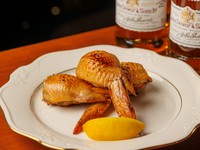 香ばしく焼き上げた手羽先に、ジューシーな餃子の旨みが加わった逸品。ハイボールの炭酸と相性抜群。ついつい次の一本に手が伸びる、定番メニューです。