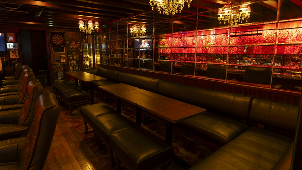 ゆったり会話と酒を楽しめるソファ席