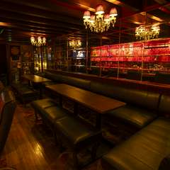 ゆったり会話と酒を楽しめるソファ席