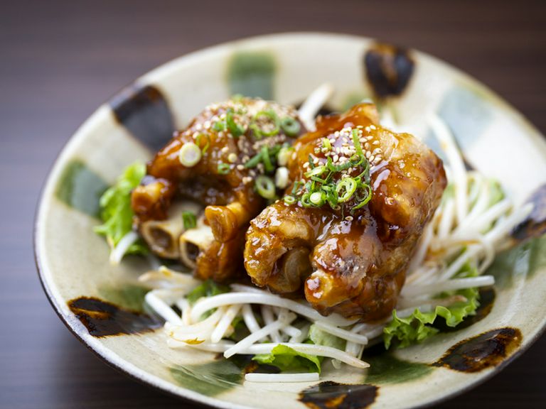 外は香ばしく、中はとろとろ。一口食べると止まらなくなる、人気の一品『てびちの甘辛揚げ』