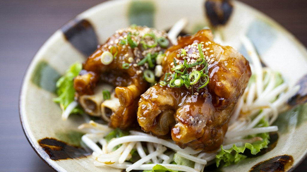 外は香ばしく、中はとろとろ。一口食べると止まらなくなる、人気の一品『てびちの甘辛揚げ』