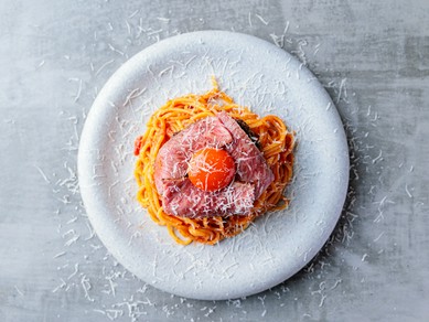 和牛牛のせ赤トマトパスタ