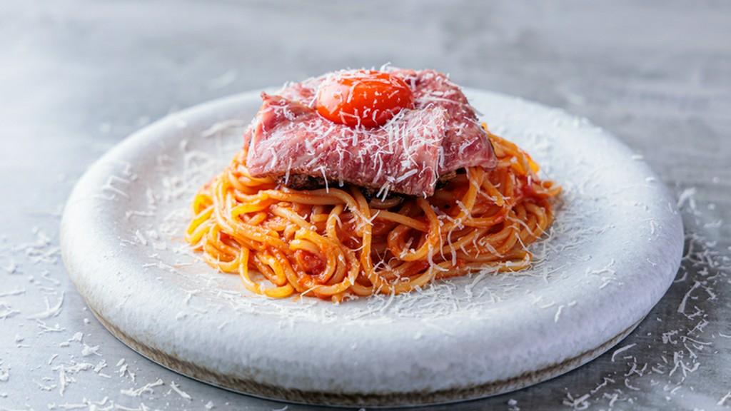 【販売終了】王道のトマトパスタに、和牛スライスと卵黄を豪快に『和牛牛のせ赤トマトパスタ』