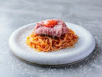 パスタの上には、希少な和牛スライスを贅沢にトッピング。頂点には、宝石のように輝く濃厚な卵黄を乗せています。肉汁溢れる和牛と卵黄とトマトソース、至福のハーモニーを楽しめます。