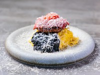 パスタの上には、自慢の肉厚な和牛ハンバーグと、香ばしく炙った和牛スライスを贅沢に重ねています。濃厚なカルボナーラに、香り高い海苔を合わせた黒いソース。【洋食被れの武士】ならではの創作パスタです。