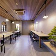 和をモチーフとした店内は、盆栽が飾られた浮世離れの非日常空間です。都会の喧騒を忘れることができ、肩ひじ張らずに、オシャレな雰囲気の中でゆったりくつろげます。