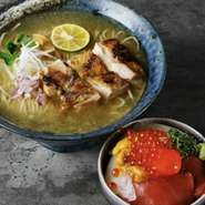 人気メニューの『浮世離れの塩ラーメン』は、厳選した塩と素材の旨みを、丁寧に抽出した黄金色のスープが絶品の一杯です。炭火で香ばしく焼き上げたジューシーな炙り鶏は、名前通り「浮世離れ」のおいしさです。