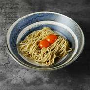 厳選された2つの濃厚卵黄をトッピング。究極の進化系「卵かけ麺」。深みのある特製タレと、喉ごしの良い麺が絡み合う、シンプルながら破壊力抜群の“食欲を盗まれる覚悟で味わう一杯”です。