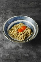 シンプルながら破壊力抜群、“食欲を盗まれる覚悟で味わう一杯”『卵かけ麺ドロボー』