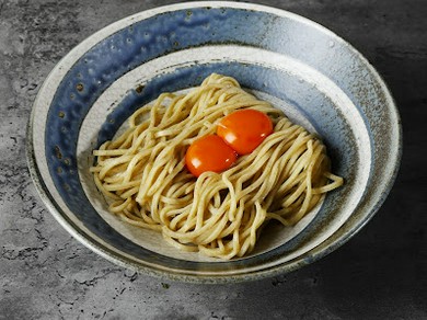 シンプルながら破壊力抜群、“食欲を盗まれる覚悟で味わう一杯”『卵かけ麺ドロボー』