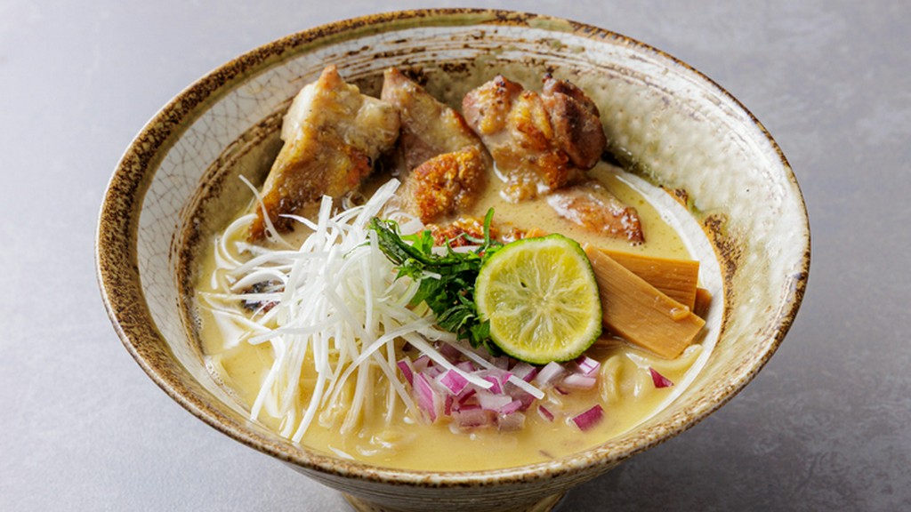 炭火で焼き上げた鶏の香ばしさと濃厚白湯スープのコクが絡む一杯『鶏白湯ラーメン』