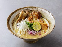 炭火で焼き上げた鶏の香ばしさと濃厚白湯スープのコクが絡む一杯『鶏白湯ラーメン』
