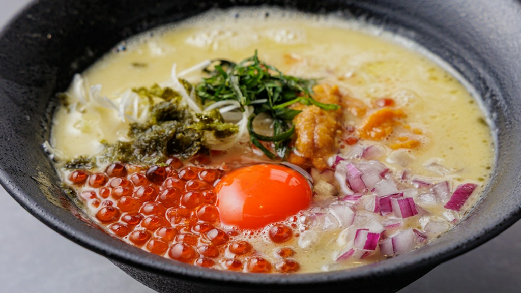 名前の通り「浮世離れ」した贅沢な一杯『浮世離れのウニイクララーメン』