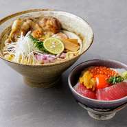 鶏の旨みを丁寧に引き出した、澄み渡るスープが自慢の一杯。透明感のあるスープは見た目の美しさだけでなく、口に含んだ瞬間に広がる奥行きのあるコクとキレのある後味が特徴です。写真は、ミニ丼とのセット。