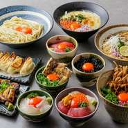 食材として使用されるのは、こだわり抜いた素材ばかり。種類豊富な海鮮丼は、厳選された海の幸を贅沢に使用しています。また、高級海苔と自家製キムチは食べ放題になっています。