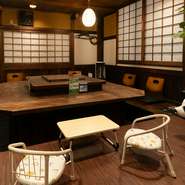 店内掘りごたつ席は8～9名で利用可能な個室仕様。ゆとりをもって利用できるスペースは、家族連れにも嬉しい要素。子ども用イスもあり、家族のだんらんにも利用できそうです。