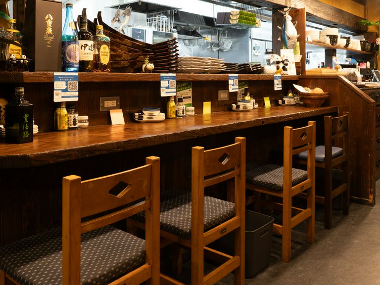 憩いのカウンターはお一人様、大人デートにも最適