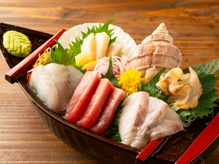 当日オススメの鮮魚をピックアップ『旬鮮魚介刺身盛り合わせ』