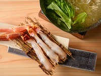活ズワイ蟹を余すことなく味わい尽くす、蟹大の最上位コース。刺身・焼き・鍋など多彩な調理法により、蟹の旨みを最大限に引き出します。一杯の蟹を使い切る贅沢な内容で、特別なひとときをお楽しみください。