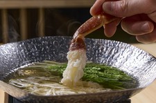 活本ズワイ蟹に加え、和牛もお楽しみいただける贅沢コース。多彩な調理法で蟹の魅力を余すことなくご提供。