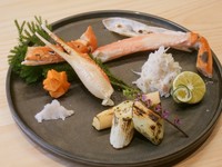 旬菜も織り交ぜた構成で、蟹をしっかりご堪能いただけます。初めてのご利用や、接待・会食にもおすすめ。