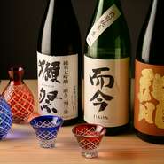ズワイ蟹料理や季節料理に合わせてお酒も各種厳選。特に日本酒のラインナップには力を入れており、而今・新政・黒龍・獺祭などを用意。その時期のオススメも取り揃えているため、当日のメニューは店舗にてご確認を。