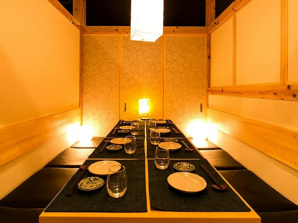 落ち着いた和空間で過ごす大人の個室時間