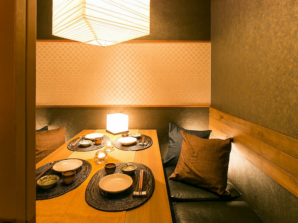 落ち着いた照明と静かな空間はデートにも最適。