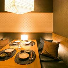 落ち着いた照明と静かな空間はデートにも最適。