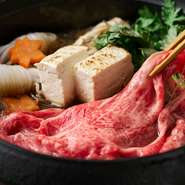 きめ細かな霜降りと上質な赤身を併せ持つ神戸牛を厳選し、部位ごとの特長に合わせて丁寧に仕上げています。脂の甘みと肉本来の旨みが調和するよう、火入れや味付けはあえてシンプルに。