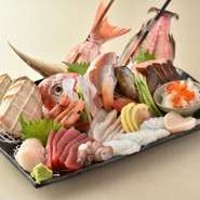 淡路島の漁港で水揚げされた魚を毎日直送で仕入れ、その日の状態を見極めてご提供しています。身の締まりや香りが良く、刺身では素材本来の旨みを、焼きや一品料理では奥行きのある味わいを楽しめます。