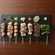 一本一本丁寧に下処理した鶏肉を使用し、部位ごとの旨みを引き出す焼き加減にこだわっています。