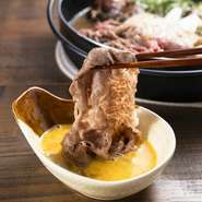 きめ細かな霜降りと上質な赤身のバランスが魅力の神戸牛を厳選。部位ごとの持ち味を見極め、香りと甘みが立つタイミングで丁寧に火入れします。味付けは素材を活かす控えめな仕立てで、脂のくどさを感じさせません。特別な日だけでなく、少し贅沢したい夜にも選ばれる一皿です。