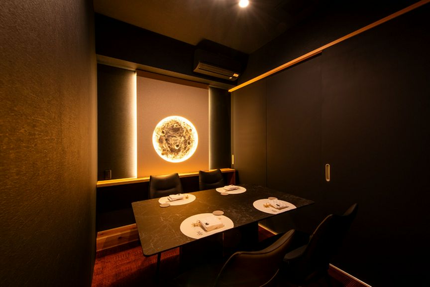 格式を静かに語る、洗練された和の設えと穏やかな時間