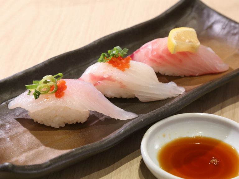 目と舌で楽しむ色艶と香り、歯切れの良さが伝わる『天然魚三昧』